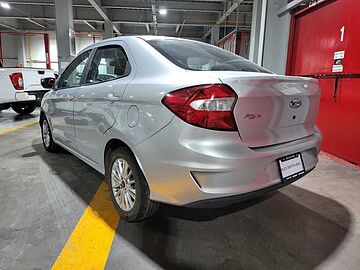 Ford Figo Sedán  Gris