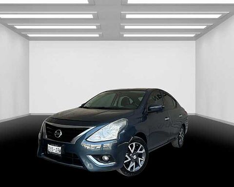 Nissan Versa  Azul