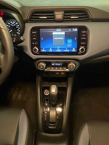 Nissan Versa  Gris