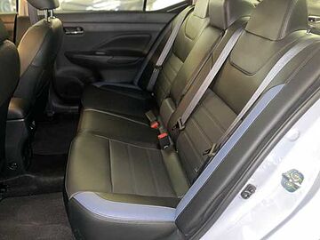 Nissan Versa  Gris
